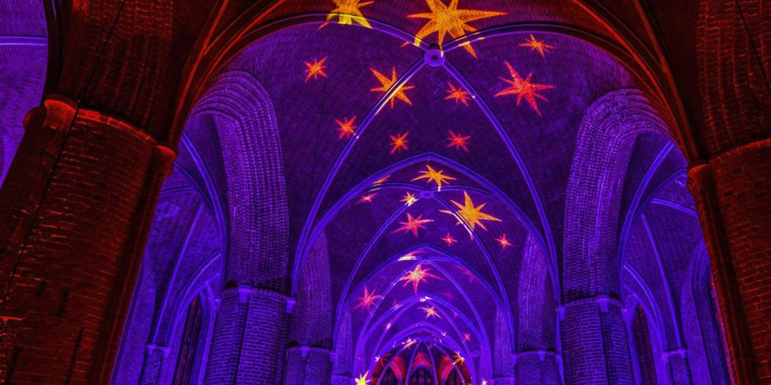 Mit Sternen beleuchtetes Innengewölbe der Marktkirche